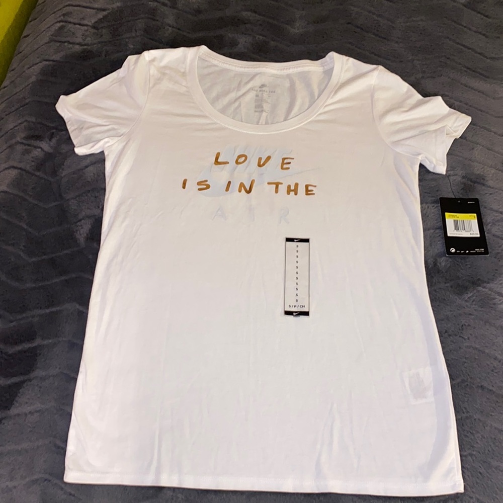 New Nike woman’s T-shirt size small